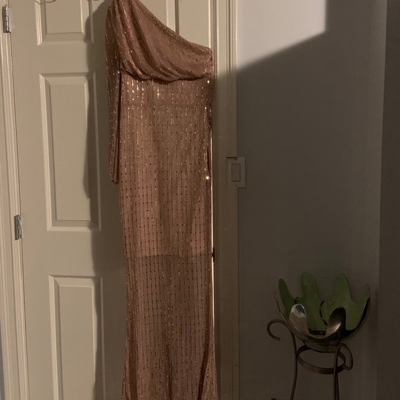 Brand New Stunning off shoulder golem dress - Picture 5 of 6